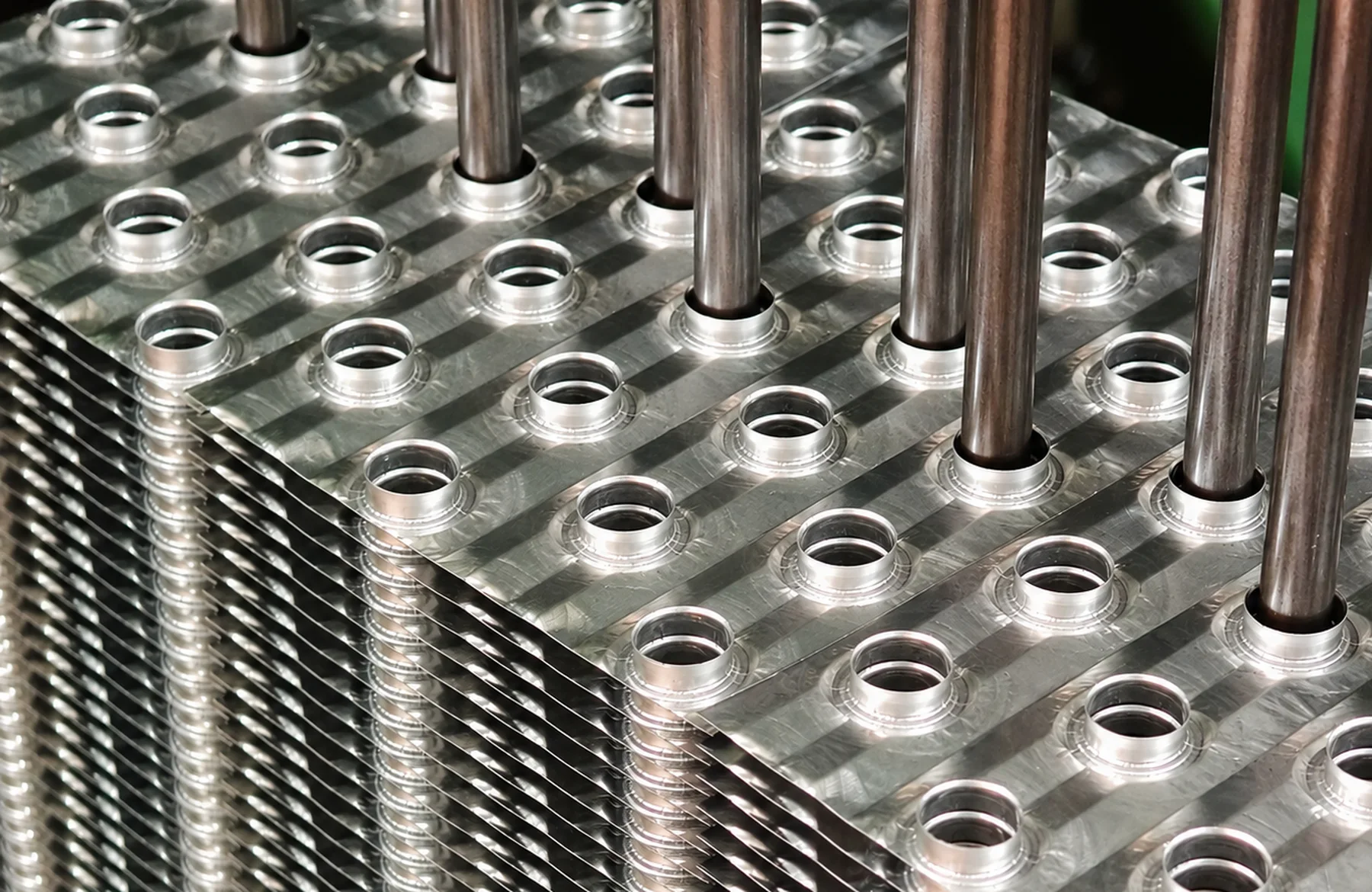 Aluminium fin pack with tubes being inserted